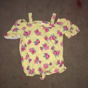 Open shoulders kids top. SIZE- 10-12 IN KIDS. 💛